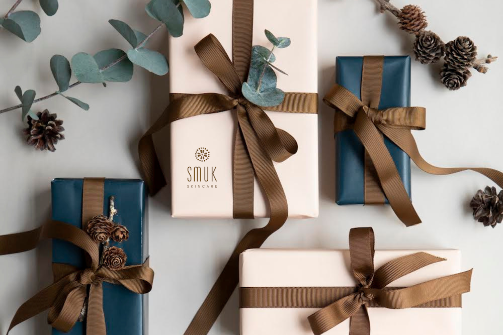 Adventskalender med hudplejeprodukter smukt indpakket med sløjfer og naturpynt